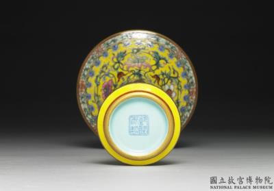 图片[2]-Gu vase with plantain leaf and Western flower on a yellow ground in yangcai painted enamels, Qianlong reign (1736-1795), Qing dynasty-China Archive